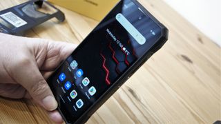 Doogee S89 Pro holdes i en hånd