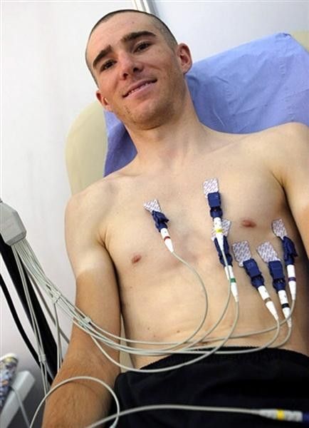 Romain Feillu (Agritubel) all tangled up in the wires.
