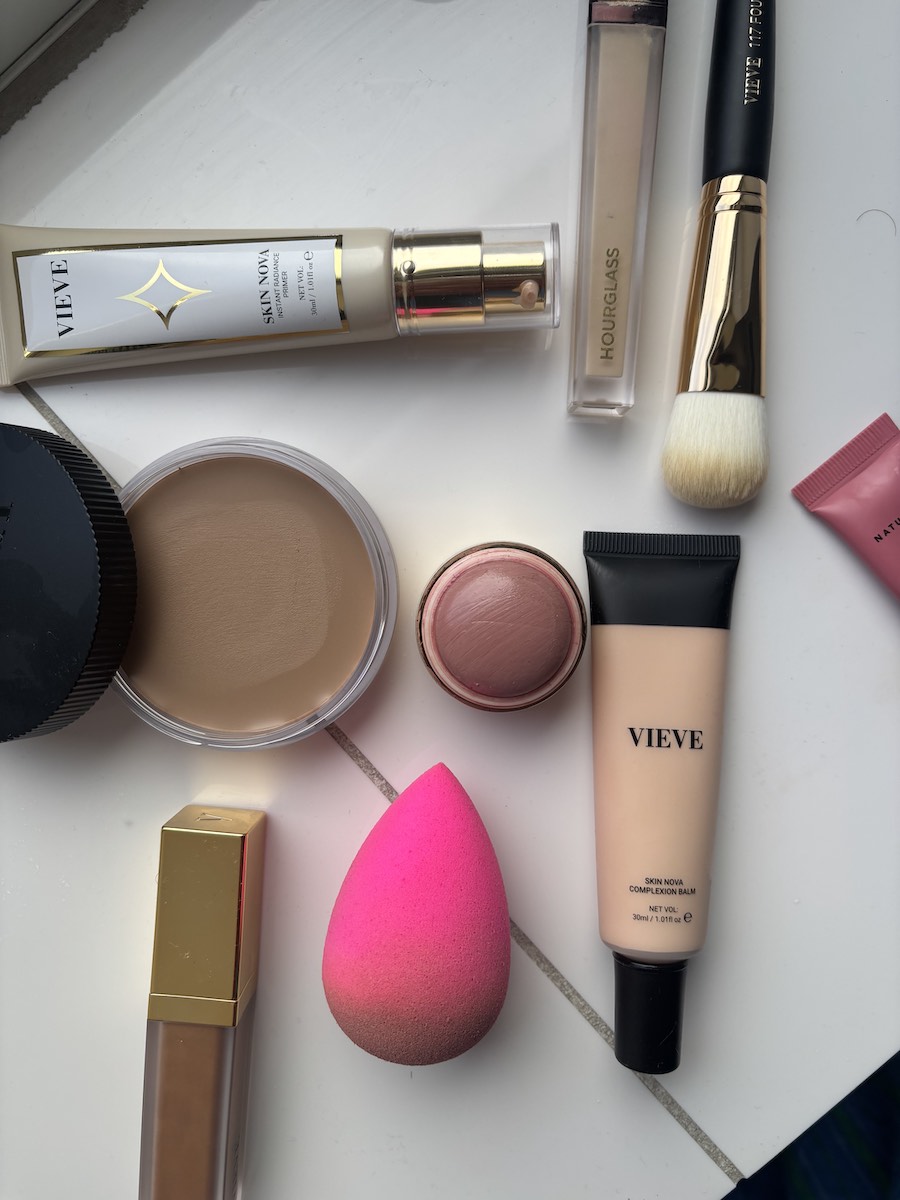 Assortment of the best make-up products for base bronzing