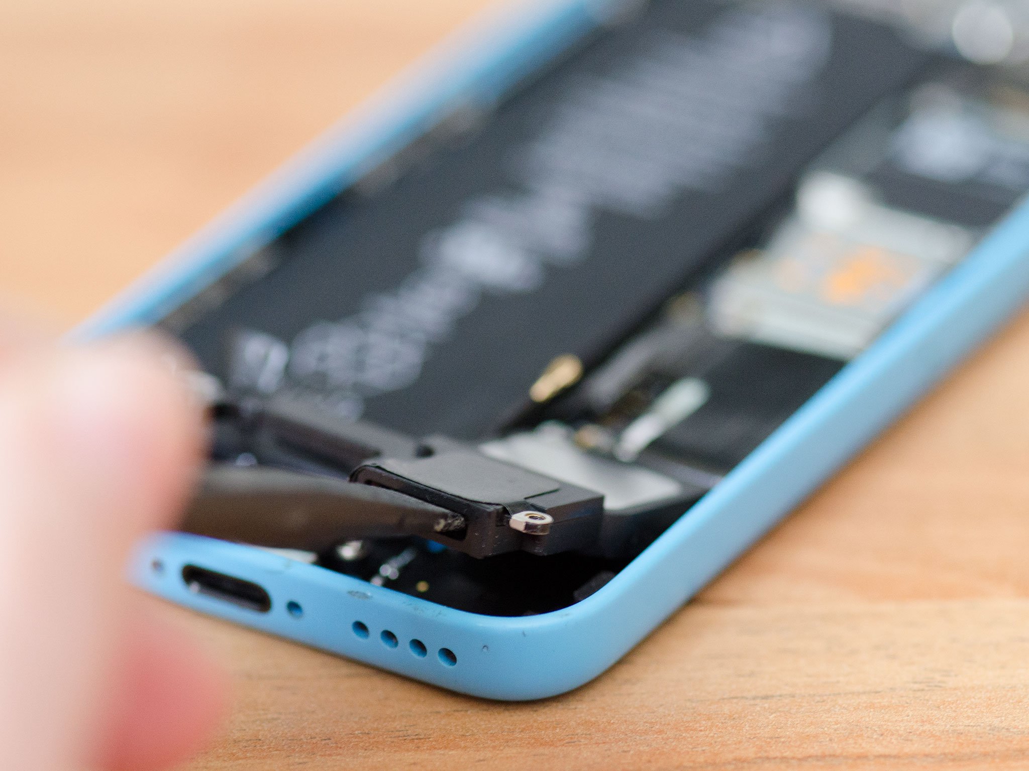 How to replace the loud speaker in an iPhone 5c