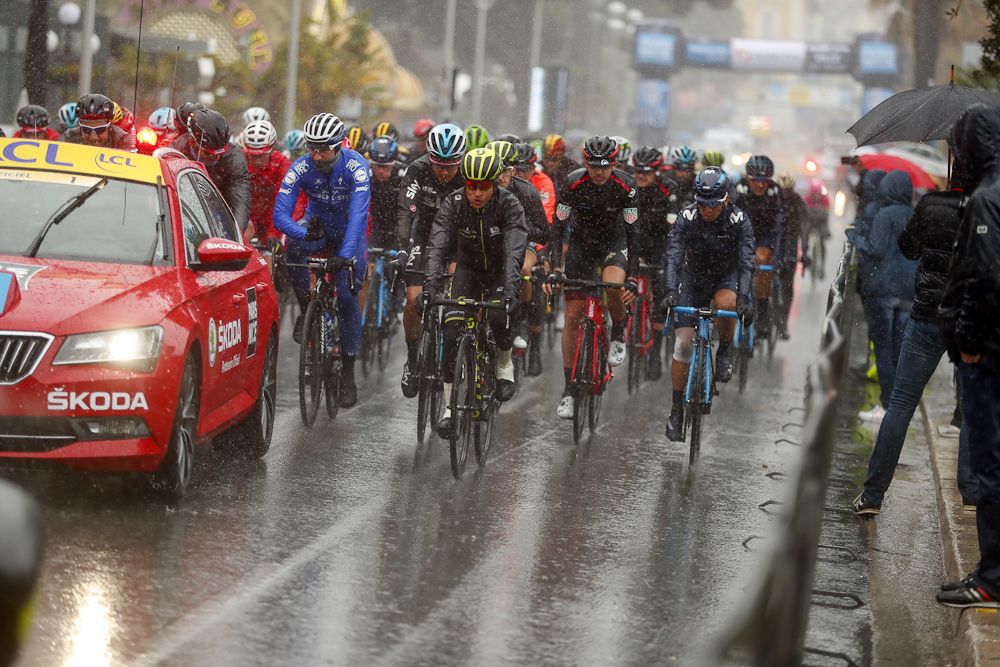 The field prepares to start the final stage at Paris-Nice