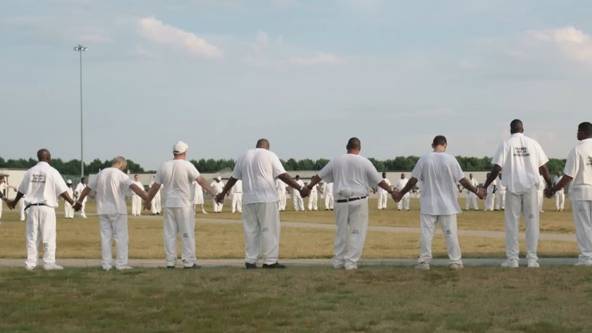 Inmates forming a human circle in The Alabama Solution