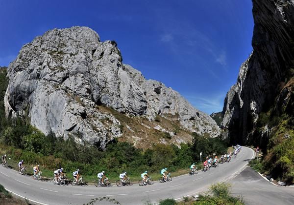 The pelton en route to Alto de Cotobello during the Vuelta's 16th stage.