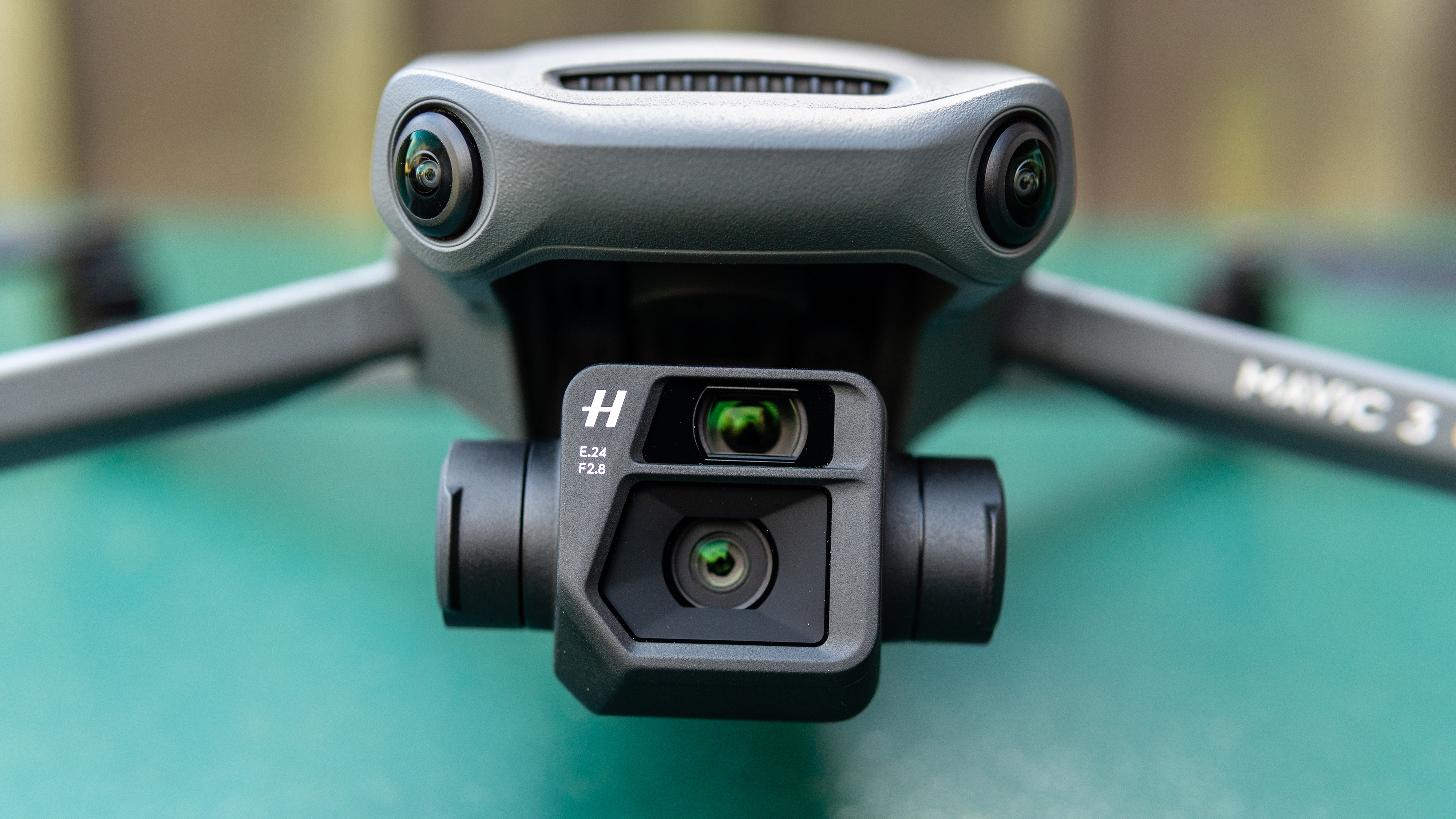 緑の背景にある DJI Mavic 3 ドローンのフロント カメラ