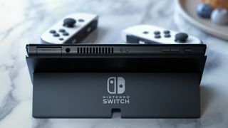Nintendo Switch OLED foldet op på et marmorbord