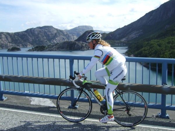 Gunn-Rita riding in Lysefjordbruen paa sykkel