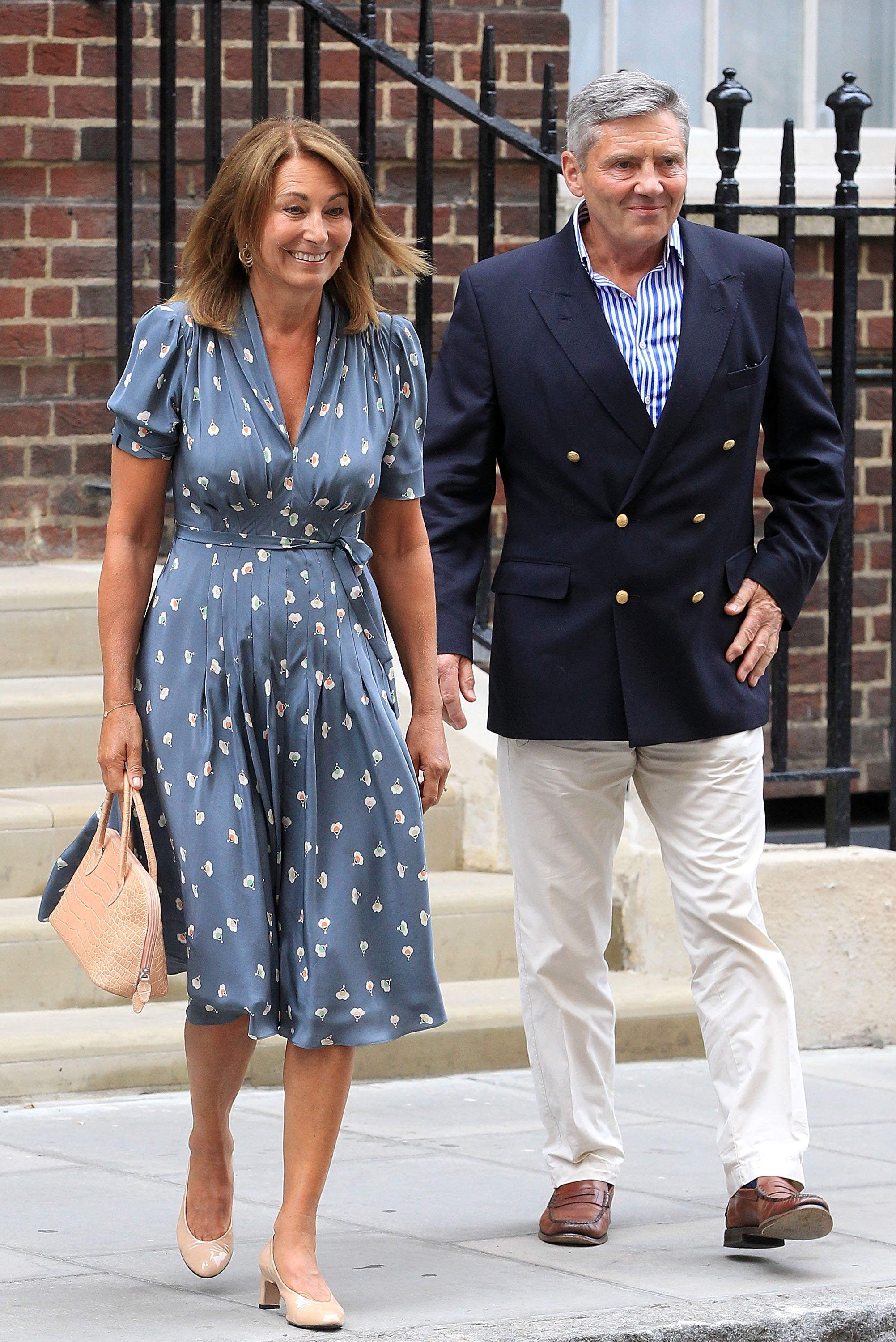 Carole Middleton a Michael Middleton navštíví Lindo Wing v Londýně po narození Prince George 23. července 2013