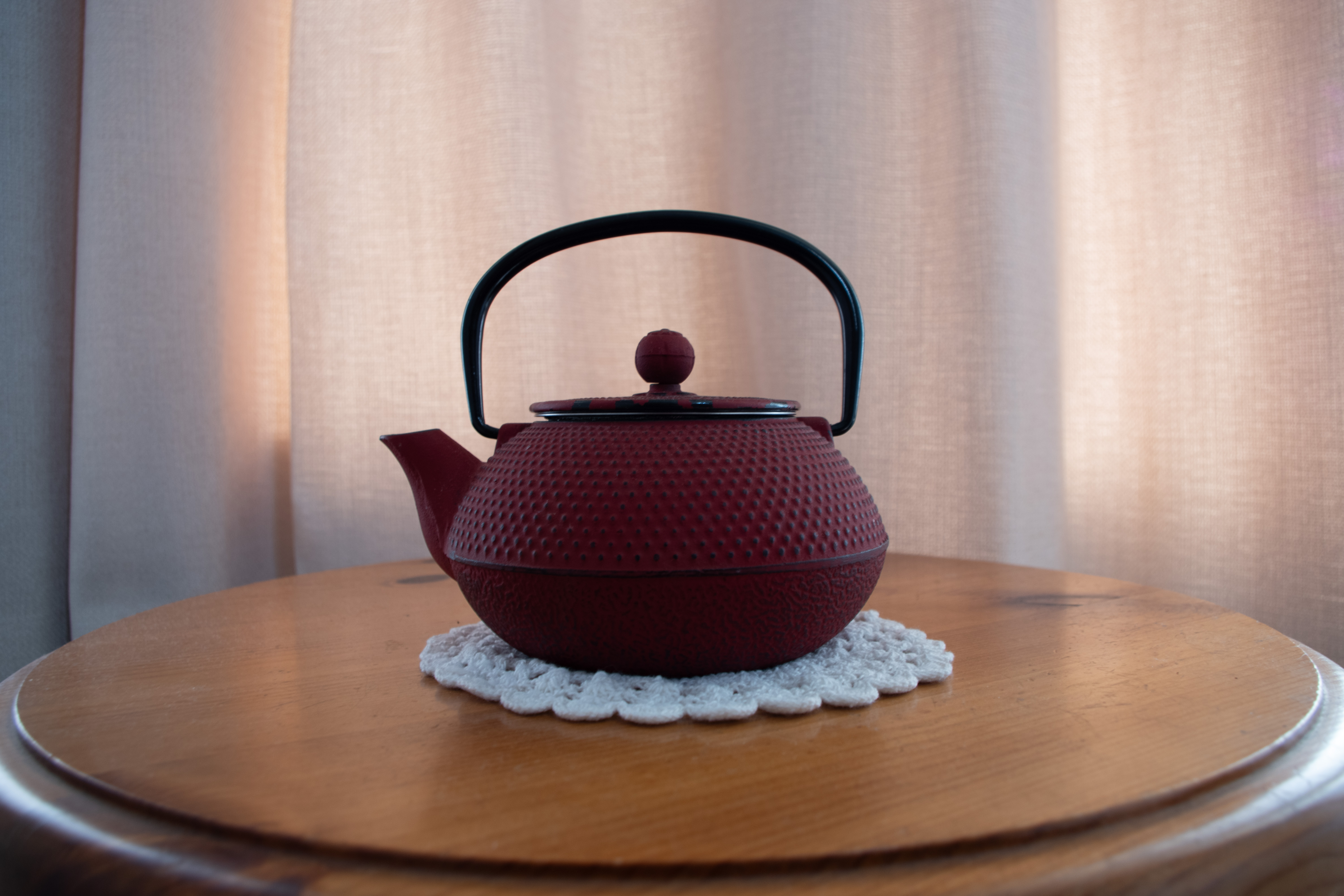 Image of a red teapot taken on the Pentax KF at 1/5 shutter speed