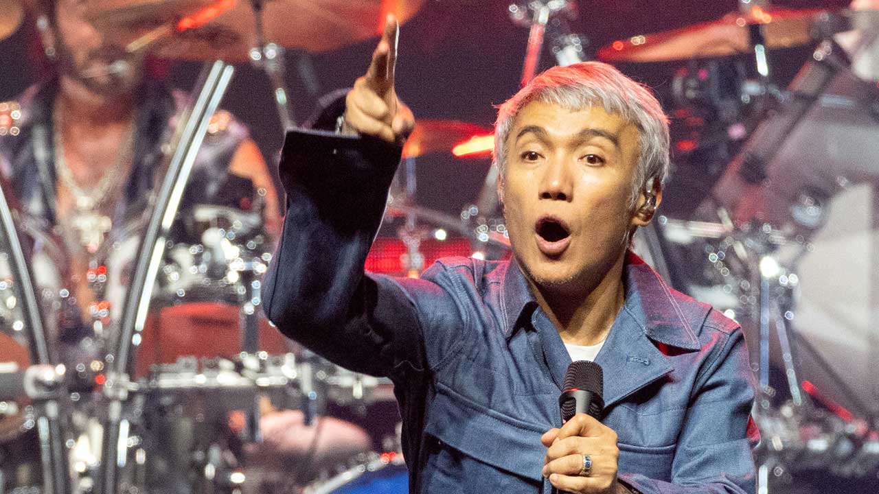 Arnel Pineda onstage