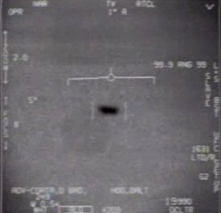 An unidentified aerial phenomenon (UAP) caught on a U.S. Navy jet's Forward-looking Infrared (FLIR) camera system in 2004. (Kuva: © DOD/U.S. Navy)