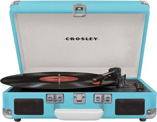 En produktbild på en Crosley Cruiser Portable Record Player som visas upp mot en vit bakgrund.