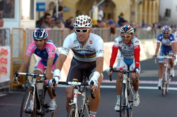 New world champion Thor Hushovd (Cervelo TestTeam) crosses the line after his first race in the rainbow jersey