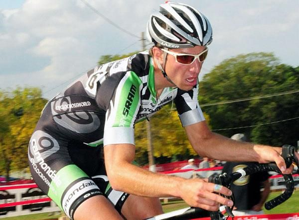 Jeremy Powers (Cyclocrossworld.com-Cannondale) in some s-turns.