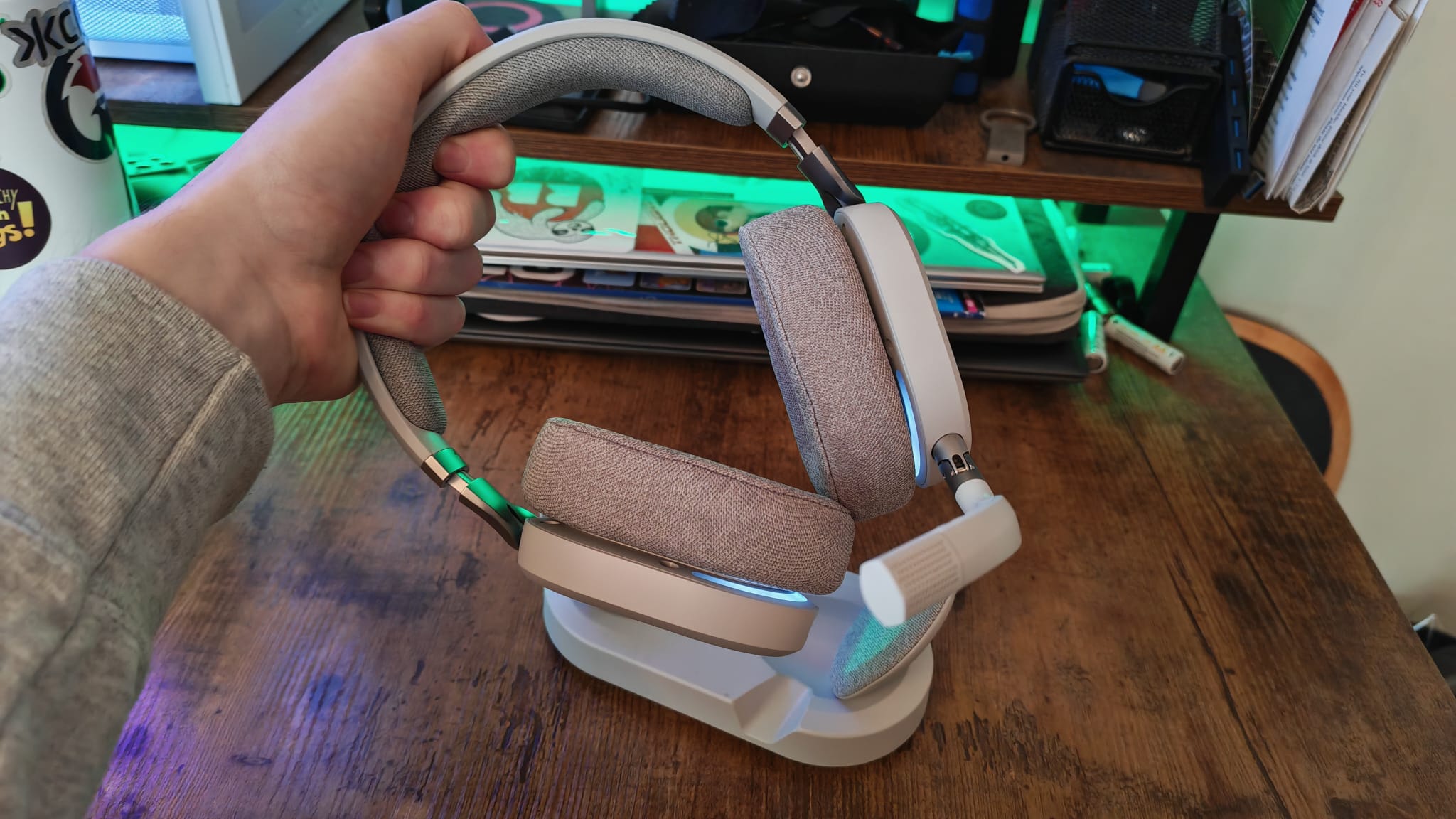 A reviewer holding the Fractal Scape