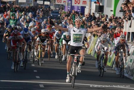Europe Tour leader Thomas Voeckler (Europcar) wins Cholet-Pays de Loire with a perfectly-timed attack.