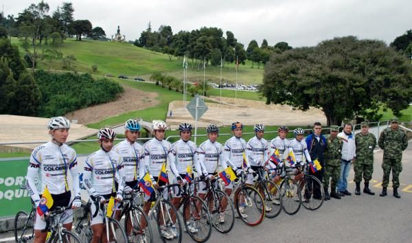 The Fuerzas Armadas-Ejercito Nacional team before the start