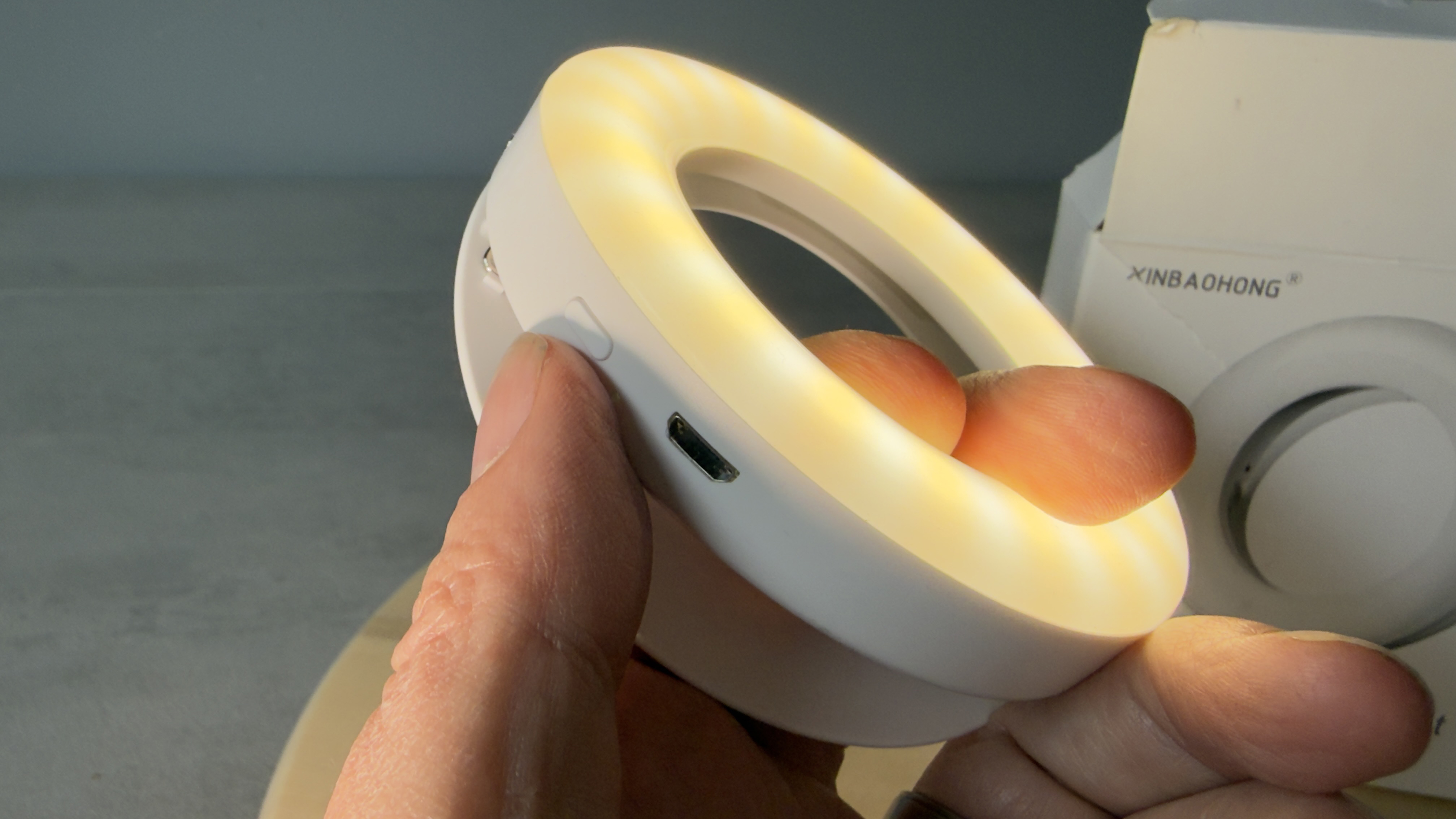 A tap on the AJ-19 Selfie Ring Light&amp;rsquo;s single switch enables you to toggle between three color temperatures. If you press and hold the switch, then this dims the intensity of the LEDs.