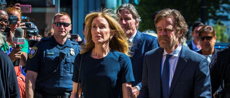 Operation Varsity Blues - Felicity Huffman arrives with her husband William H. Macy at John Joseph Moakley US Courthouse in Boston