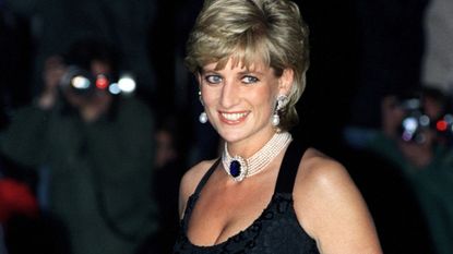 Princess Diana wearing sapphire necklace