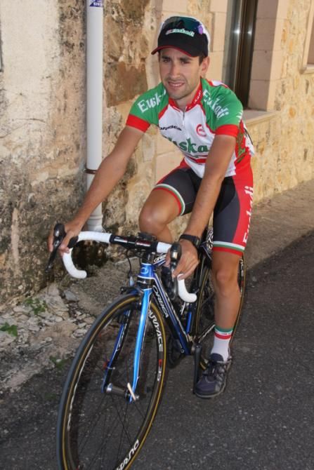 Mikel Bizkarra on his way to the start