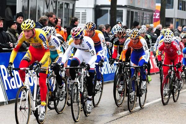 The men's start is led out by Klaas Vantornout.