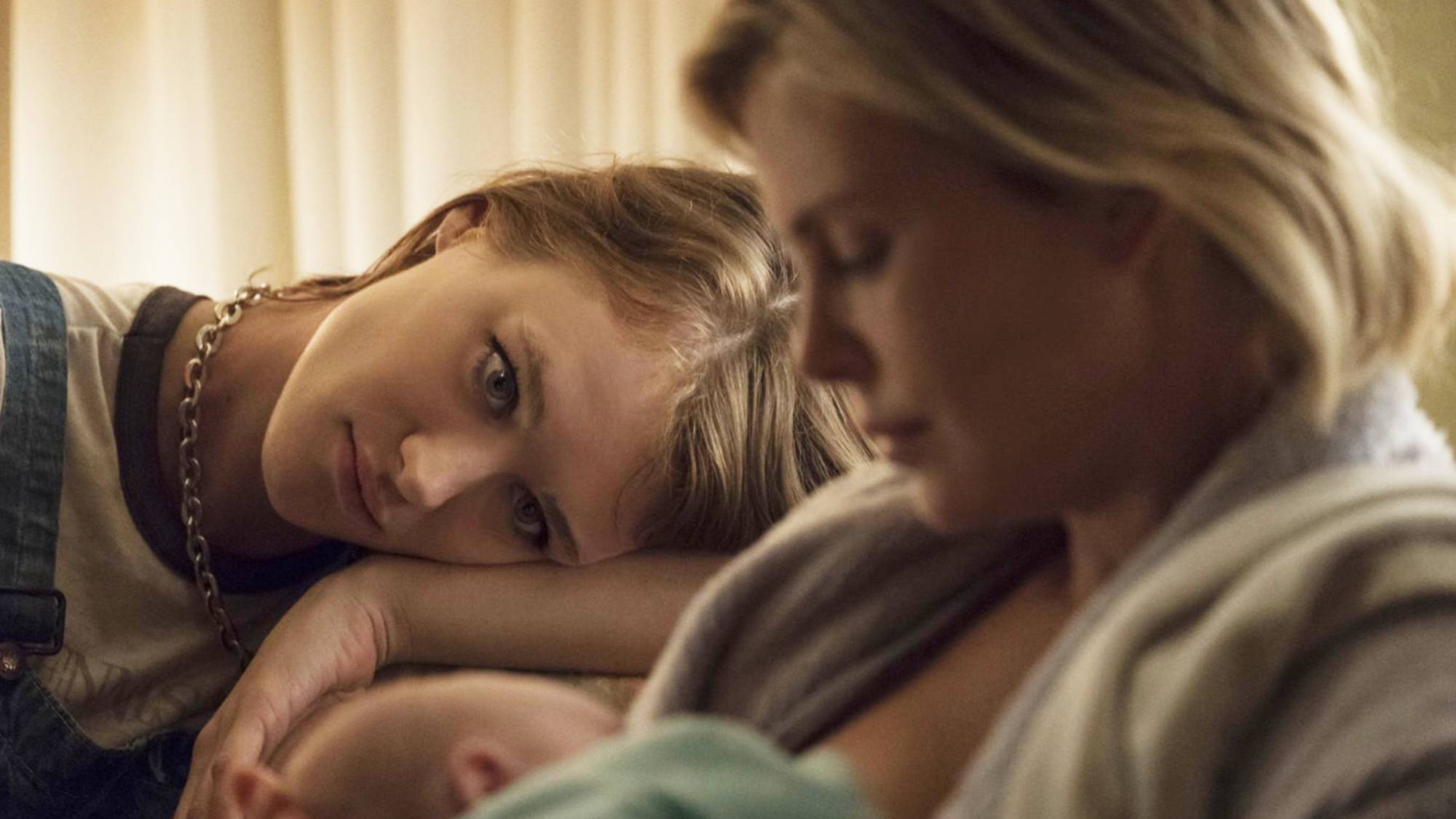 Mackenzie Davis and Charlize Theron in "Tully" movie (2018)