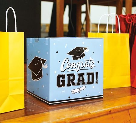 KPF572.family_finances.gradgiftGetty1445642452