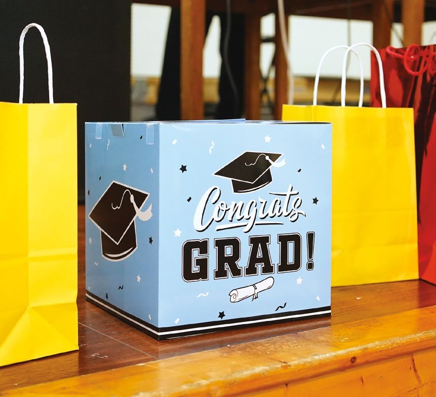 KPF572.family_finances.gradgiftGetty1445642452