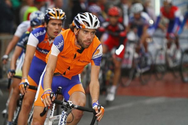Laurens Ten Dam leads the chase.