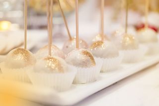 Cakepops decorated with glitter. 