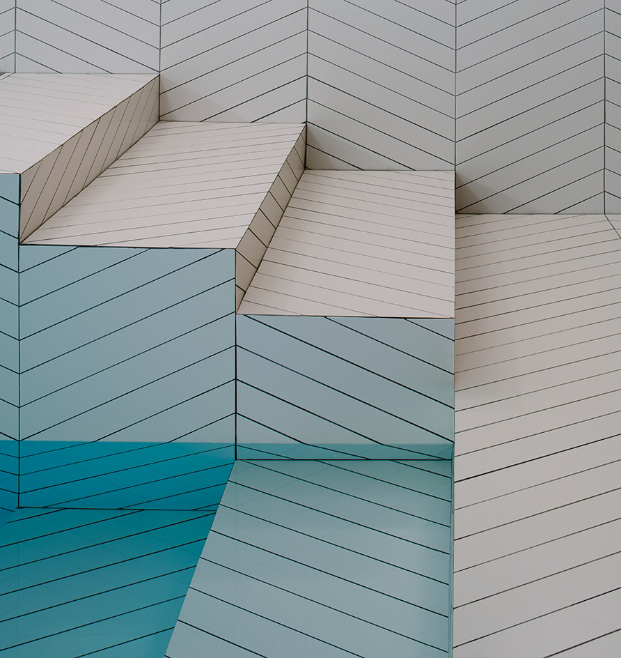 The oversized chevron pattern is a simple and clean design feature
