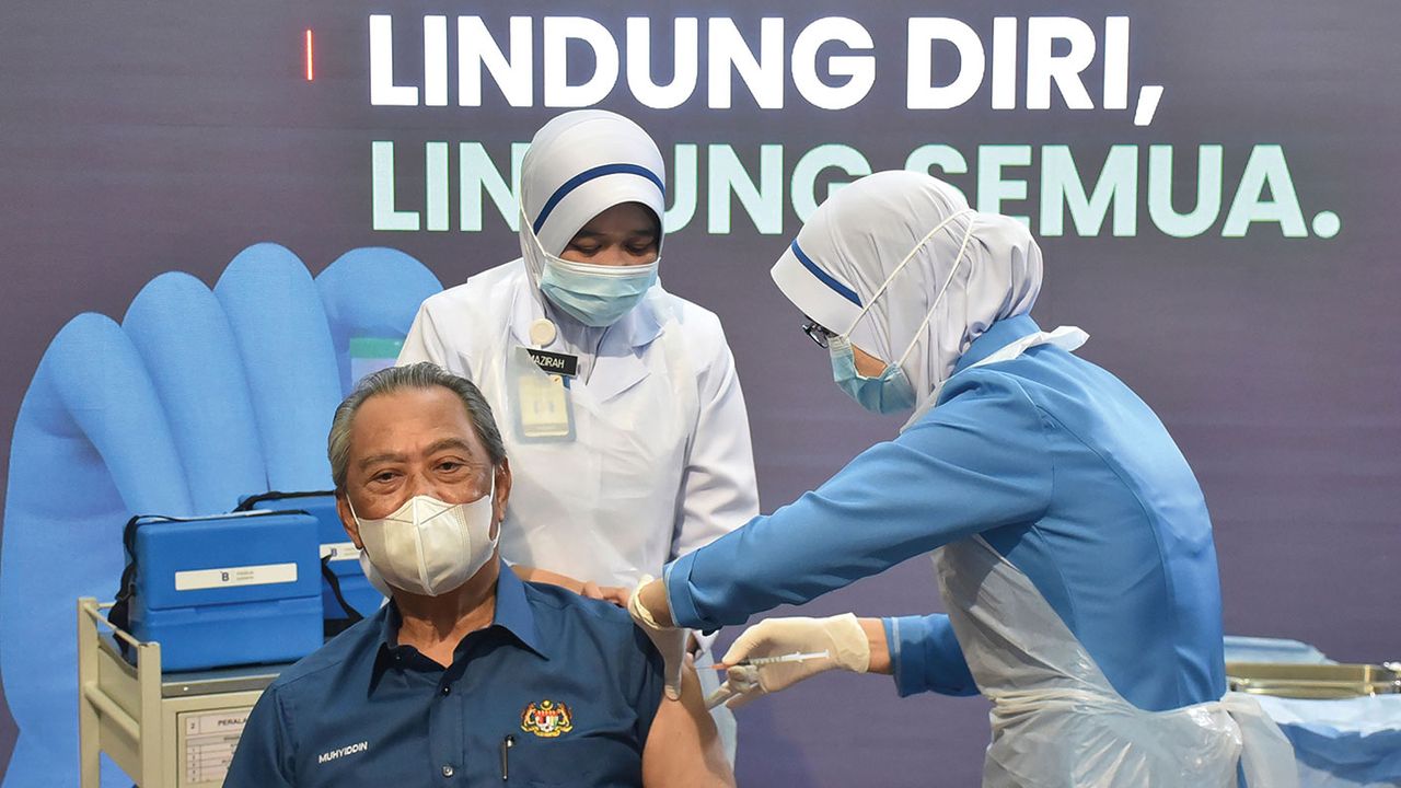 Malaysia&amp;#039;s Prime Minister Muhyiddin Yassin getting vaccinated