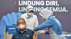 Malaysia's Prime Minister Muhyiddin Yassin getting vaccinated