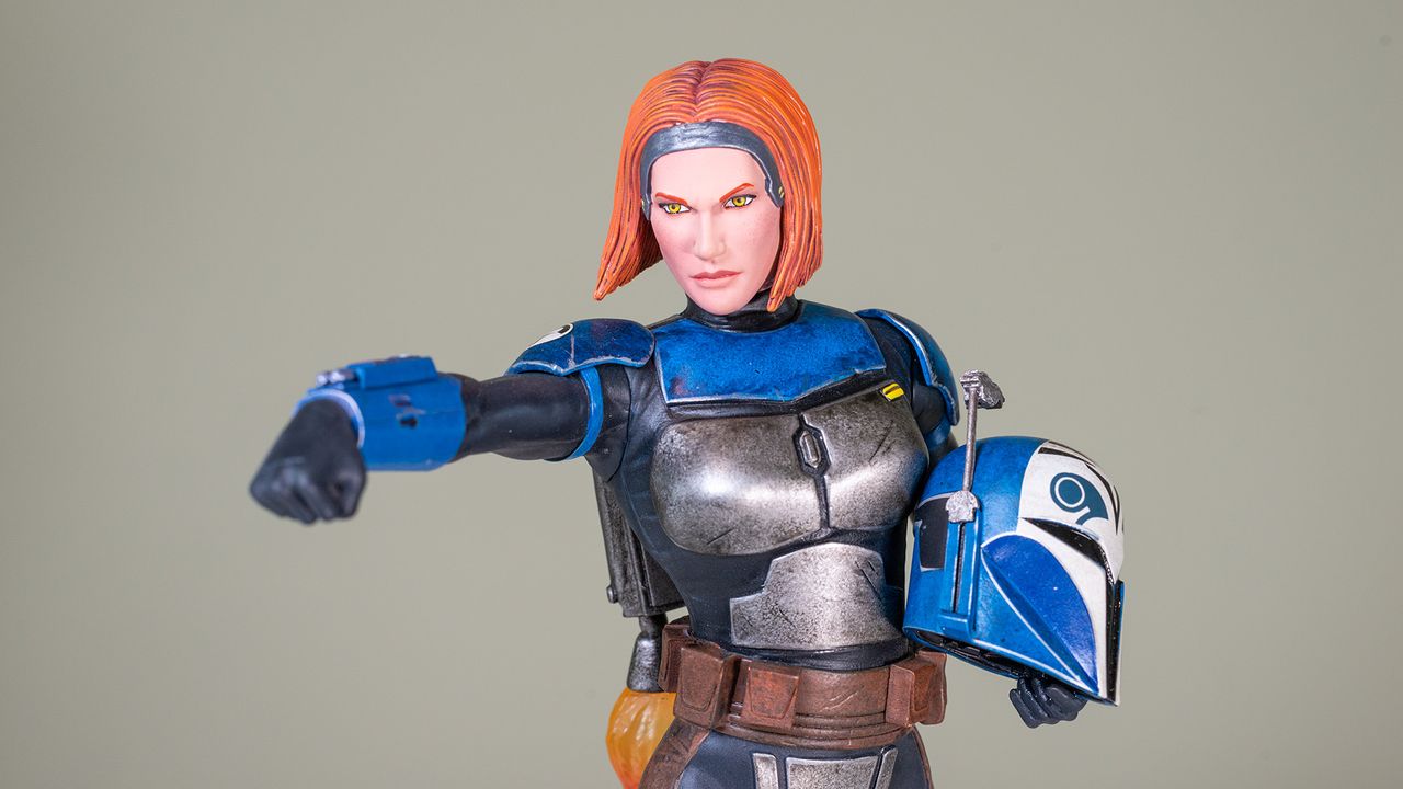 The non-helmeted variant of the Bo-Katan Kryze 1:7 scale statue on a green background