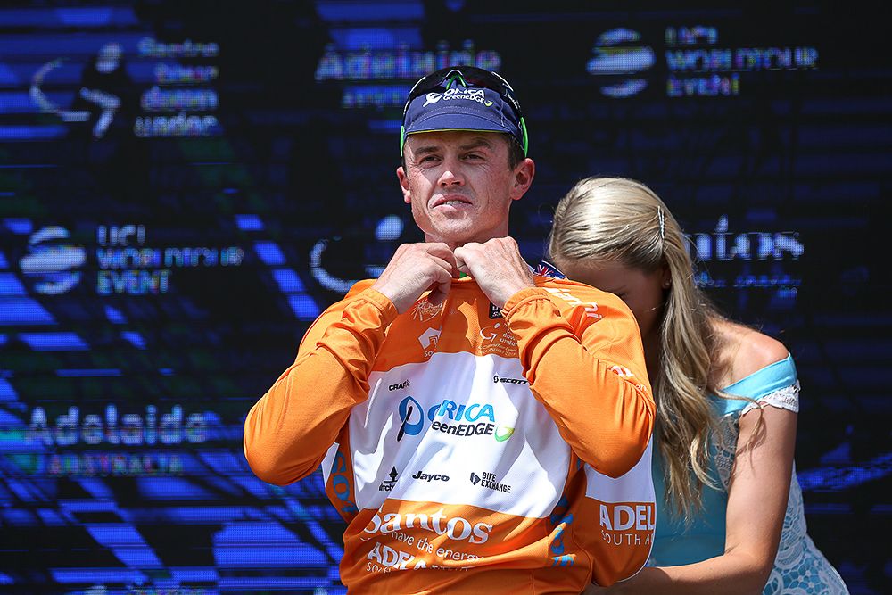 Simon Gerrans puts on the ochre jersey.