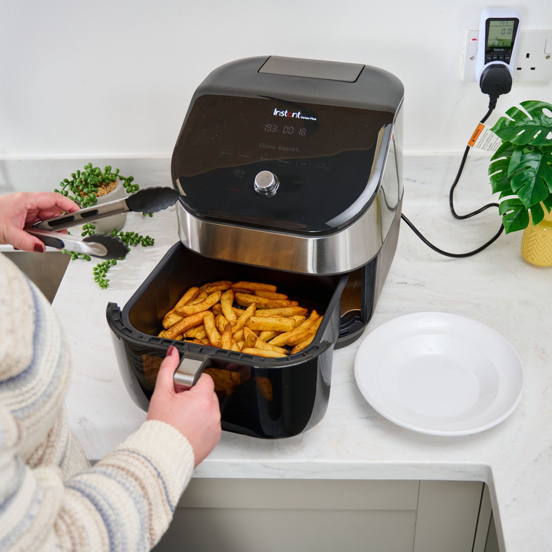 Is an oven crisper basket the new £10 air fryer alternative? Is an oven crisper basket the new £10 air fryer alternative?