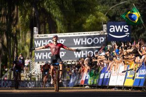 Christopher Blevins (Specialized Factory) wins the XCO at WHOOP UCI Mountain Bike World Series round 2 Arax&aacute;, Brazil