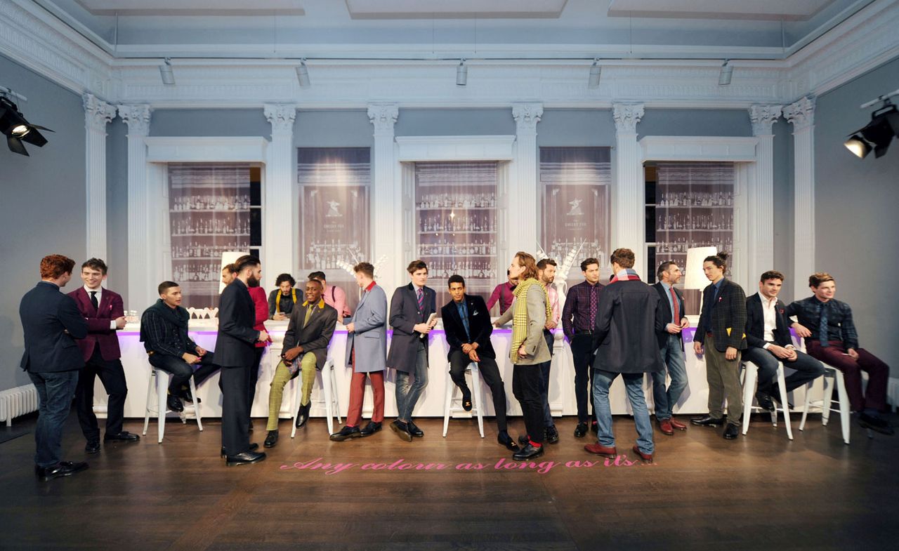 Models are standing next to a white long bar, showcasing Thomas Pink&#039;s A/W 2015 ready-to-wear collection.