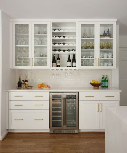 What color hardware goes with a white kitchen? | Homes & Gardens