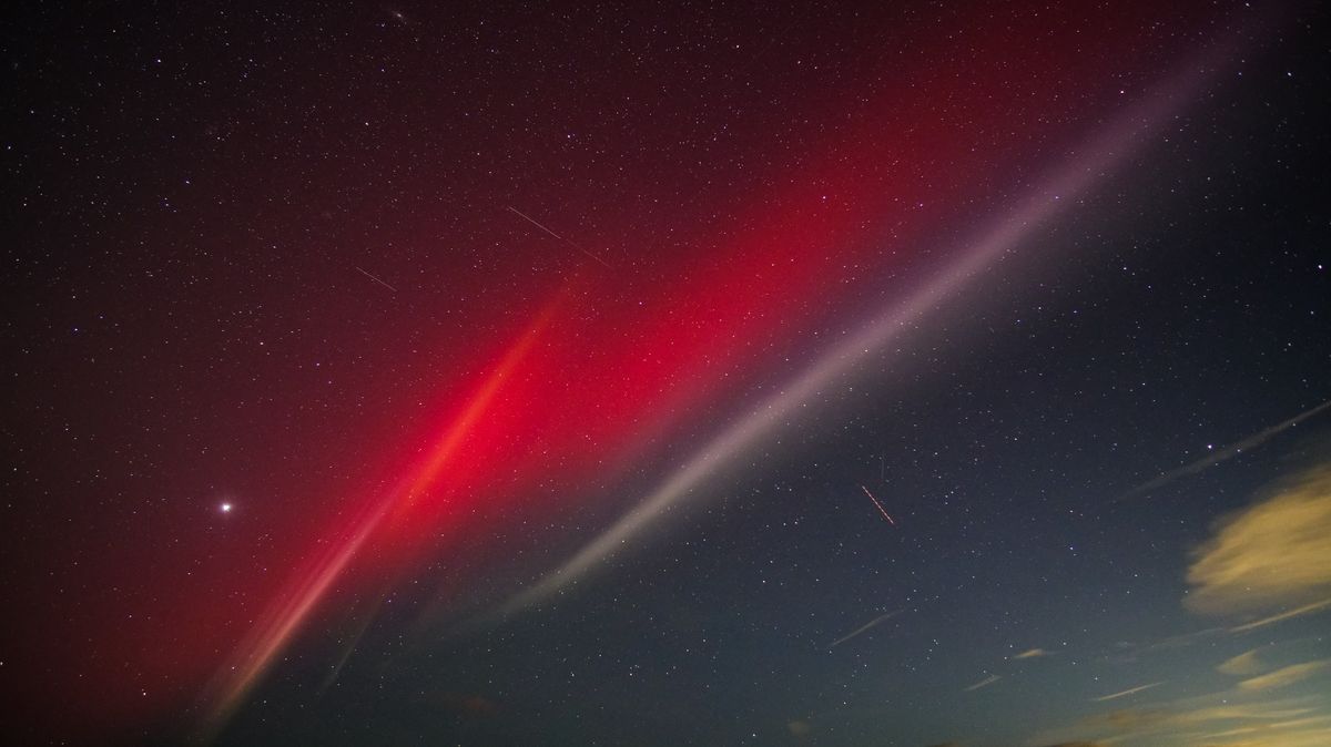 Steven lomas managed to photograph mysterious STEVE above Dunstanburgh castle Northumberland, UK.