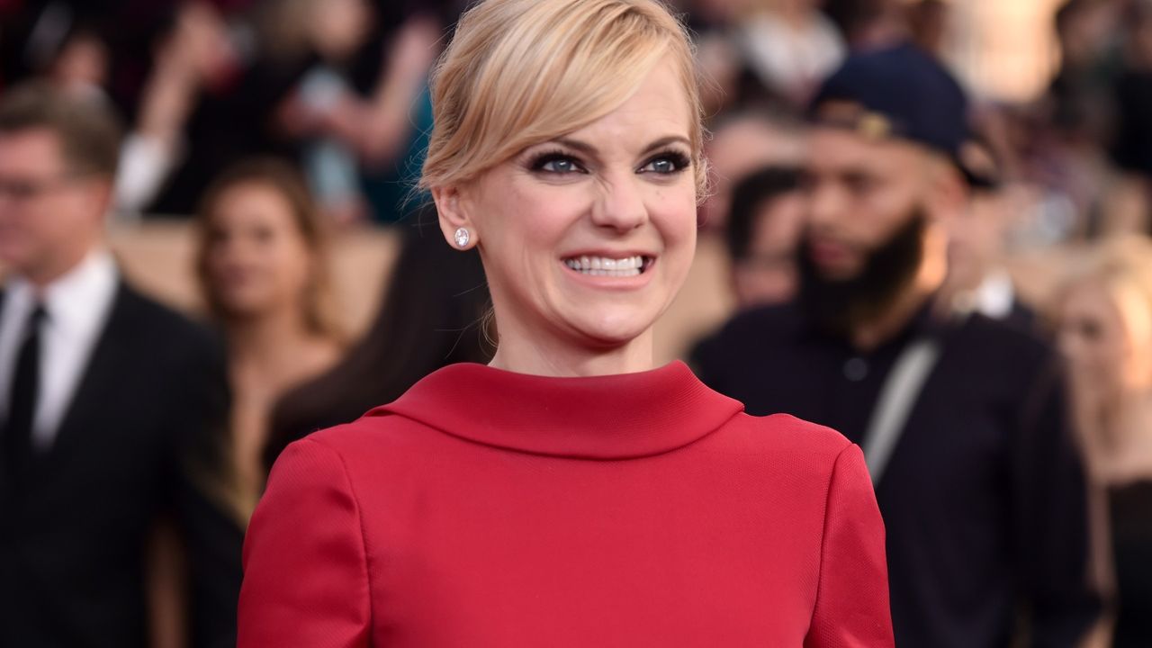 Actress Anna Faris attends the 22nd Annual Screen Actors Guild Awards at The Shrine Auditorium on January 30, 2016 in Los Angeles, California.