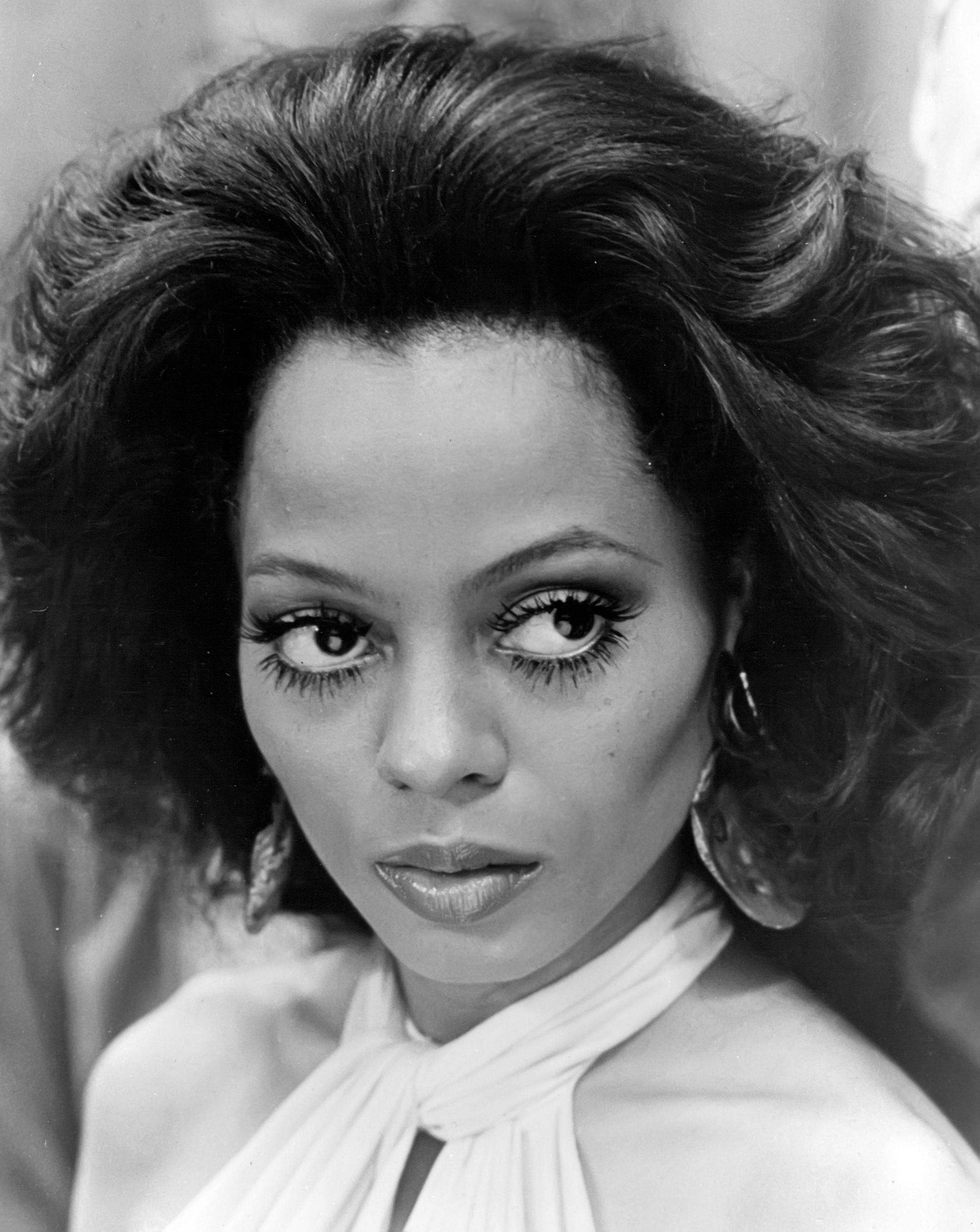 Diana Ross with long, defined lashes and angled brows in 1975