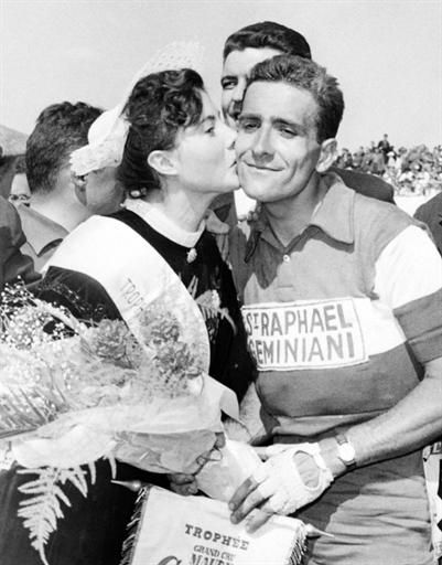 Roger Rivi&egrave;re receives the kisses as stage winner after the sixth stage of the 1960 Tour.
