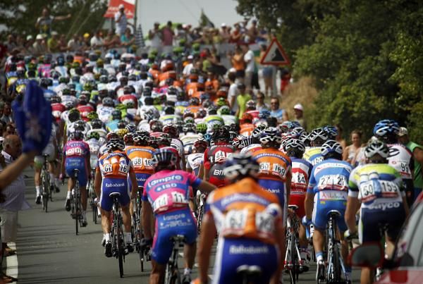 The peloton bides its time before the final ascent