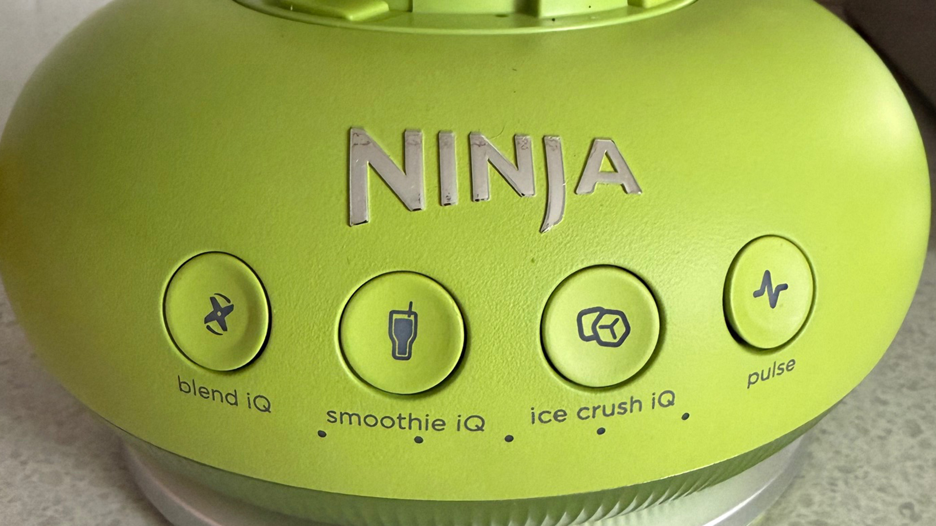 Close up of the easy-to-use buttons on the Ninja blendBoss