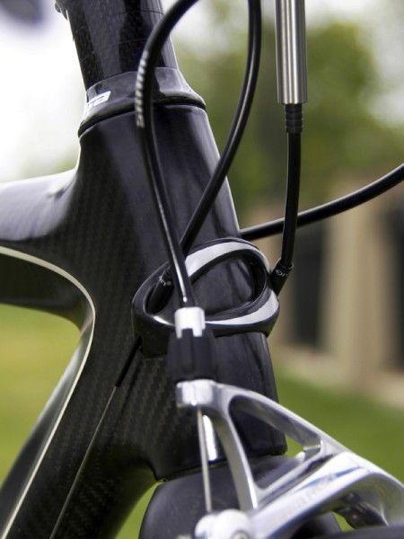 The old aluminum head tube badge is now carbon and still acts as the housing stop.