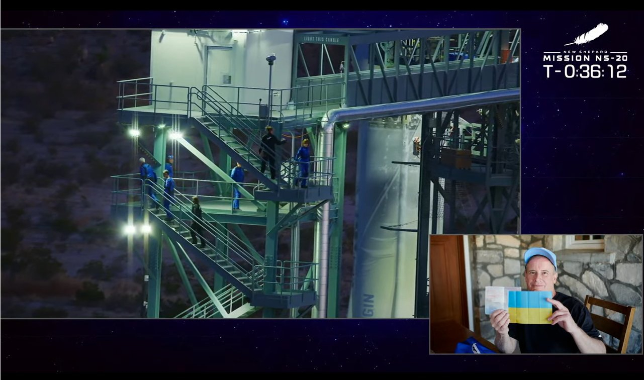 Le passager du Blue Origin NS-20, Jim Kitchen, emmène un drapeau ukrainien dans l'espace avec lui lors du lancement.