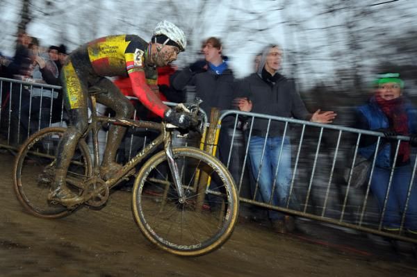 Sven Nys (Landbouwkrediet) chases after Stybar.
