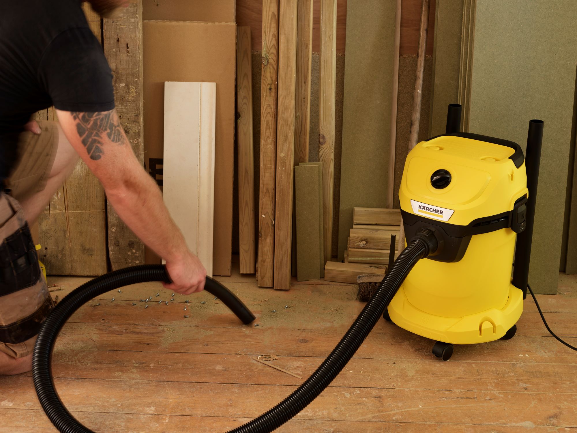 A builder uses a Kärcher WD vacuum to suction mess