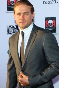 Charlie Hunnam wears a grey suit on the red carpet